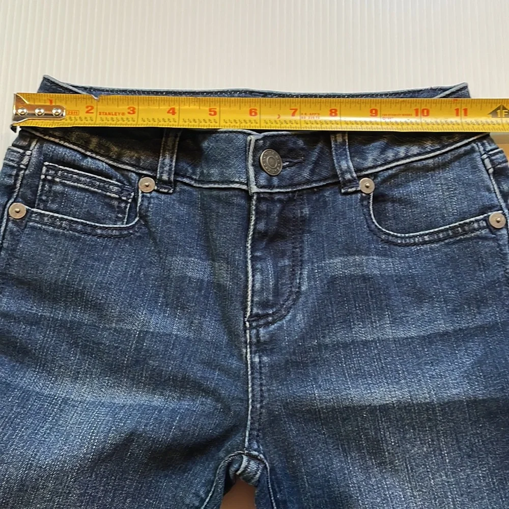 Miss Me Girls skinny ankle blue jean with embroidery detailing. Girls size 8